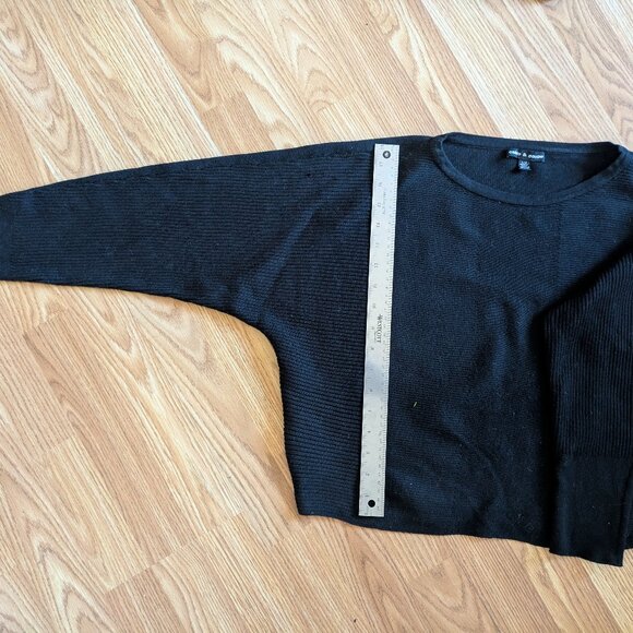 Cropped Black Sweater - Picture 3 of 4